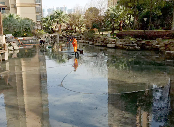 华亭景观池淤泥清理