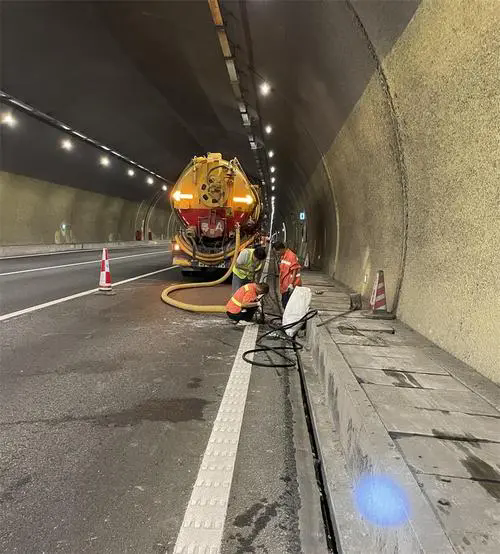 华亭隧道排水渠清淤